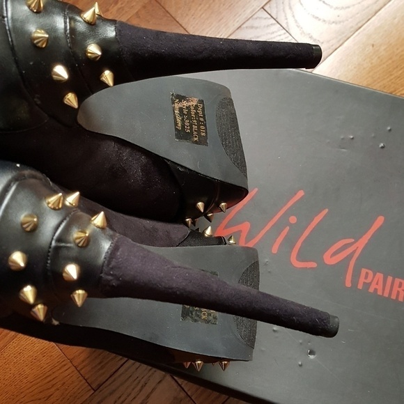 wild pair black heels with spikes. - Picture 2 of 8
